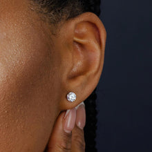 Cargar imagen en el visor de la galería, 925 Rhodium Silver Round Brilliant Cut Moissanite Earrings / Studs
