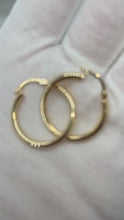 Cargar y reproducir el video en el visor de la galería, 14KT Huggie Hoop Earrings #2, 25mm x 2mm

